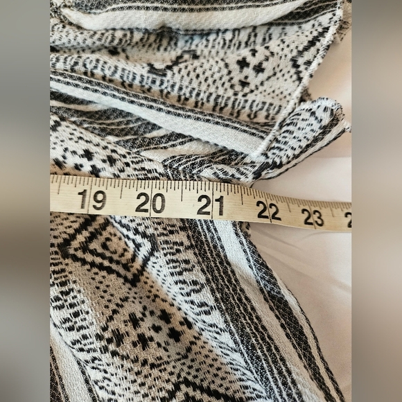 NWT Elan Womens Black & White Design Off The Shoulder Short Sleeve Top Size Med - Picture 8 of 10